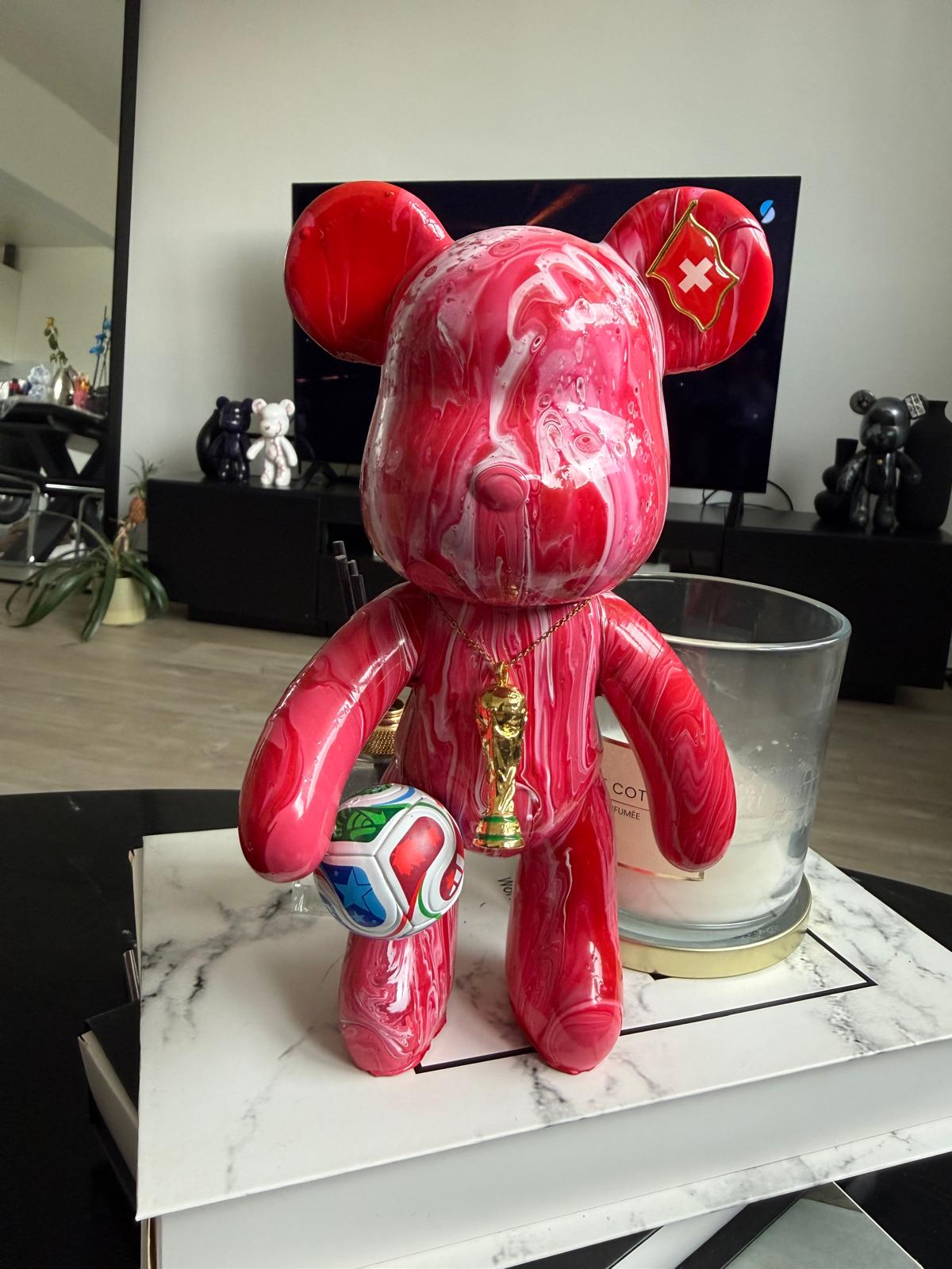 Sculpture ours aux couleurs de la Suisse avec ballon et trophée doré — idée Coupe du Monde, YecaArt