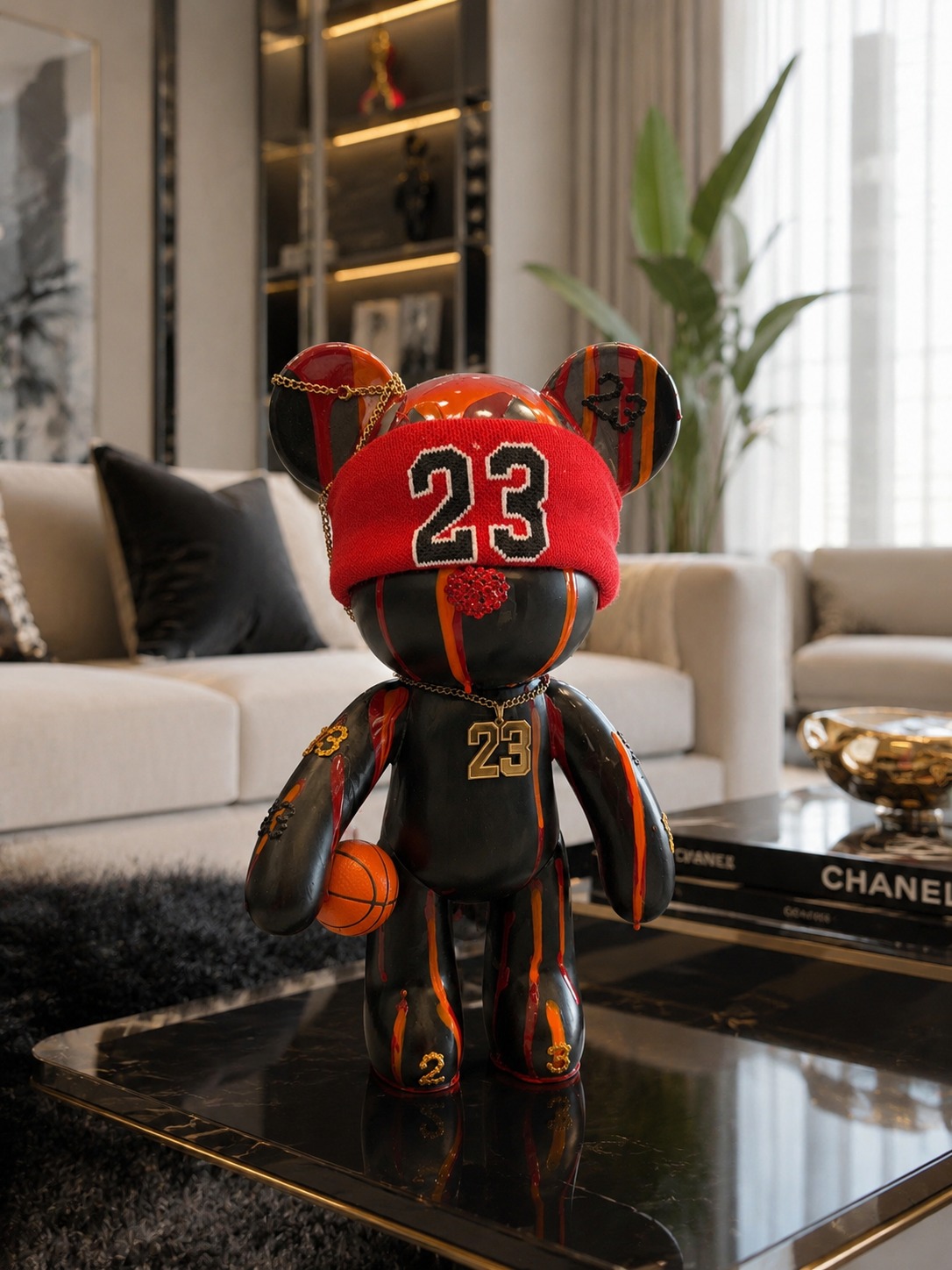 Twenty-Three — ours noir et rouge sur le thème du basket, numéro 23